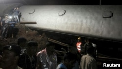 Polisi dan petugas operasi penyelamatan memeriksa lokasi kecelakaan kereta api di dekat Harda, Madhya Pradesh, India (5/8).