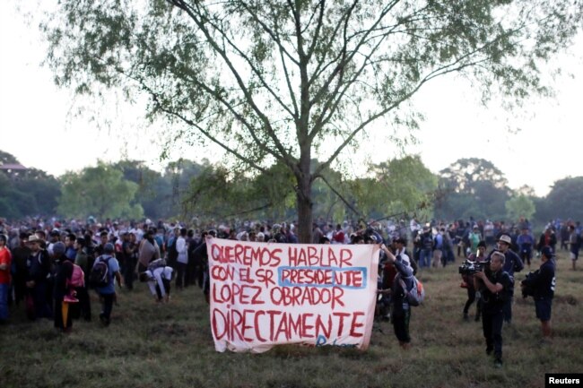 Los migrantes centroamericanos de la actual caravana piden hablar con el mandatario mexicano López Obrador intentando evitar la fuerte respuesta de las autoridades migratorias.