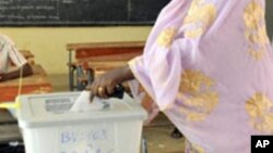 Une femme dépose bulletin dans l'urne durant l'élection présidentielle au Niger du 12 mars 2011.