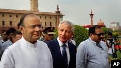 U.S. Defense Secretary Chuck Hagel, center, talks with Indian Defense Minister Arun Jaitley in New Delhi, Aug. 8, 2014. 
