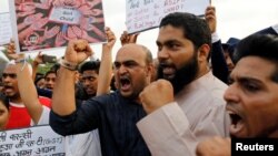 Ribuan warga India berdemonstrasi hari Minggu (15/4) di Mumbai, dan berbagai kota lainya untuk menuntut keadilan atas dua korban perkosaan yang masih anak-anak.