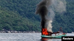 Tàu cá Việt Nam bị Indonesia cho nổ tung sau khi bị bắt vì đánh bắt trái phép.