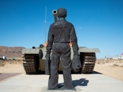 加利福尼亚州自由雕塑公园内的坦克人雕塑（美国之音记者文灏拍摄）