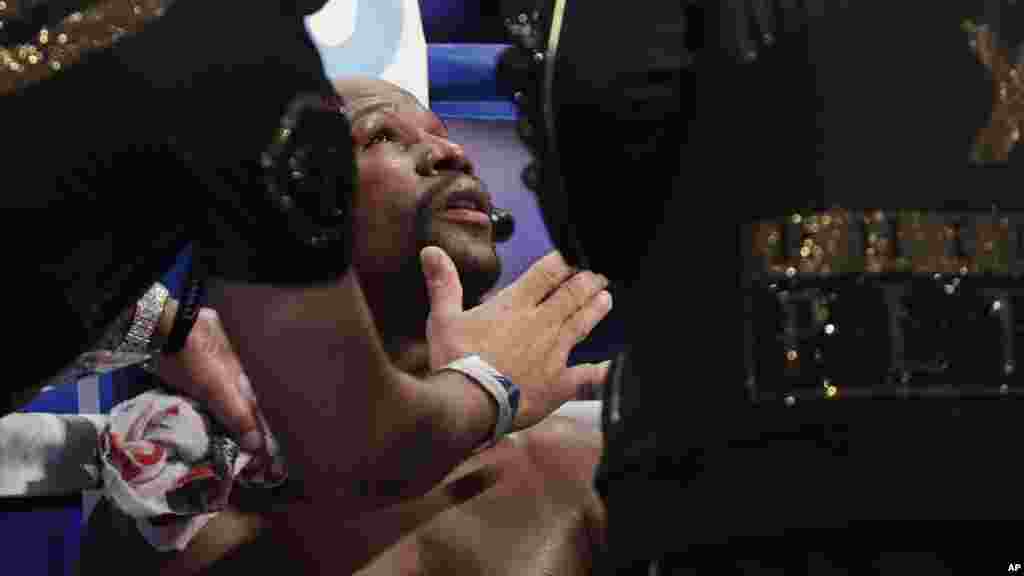 Floyd Mayweather Jr. prend des soin médical, après un round, lors du combat de boxe, le 26 août 2017 à Las Vegas.