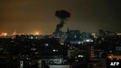 Asap membubung menyusul serangan udara Israel terhadap Kota Gaza, 15 Januari 2020. (Foto: AFP)