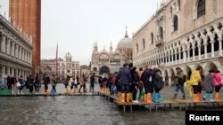 Lapangan Santo Mark di Venesia, Italia tampak "digenangi air" pada saat air pasang di sana (29/10).