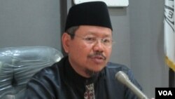 Juru bicara Hizbut Tahrir Indonesia Ismail Yusanto di kantornya, Senin (8/5). (Fathiyah Wardah/VOA)