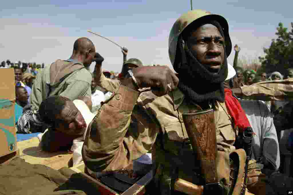 2013年1月29日，馬里士兵在加奧看管著被丟進軍車的伊斯蘭極端分子嫌疑人。