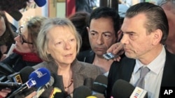 Charlotte Cassez (L) and lawyer Franck Berton speak to the media after the announcement by the Mexican courts about the fate of her daughter, Florence Cassez, March 21, 2012.