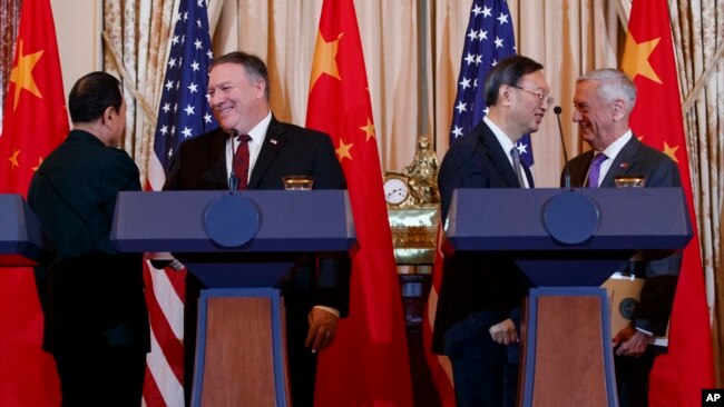 中国国防部长魏凤和、美国国务卿蓬佩奥、中共政治局委员杨洁篪和美国国防部长马蒂斯在美国国务院举行的记者会结束后握手。(2018年11月9日)