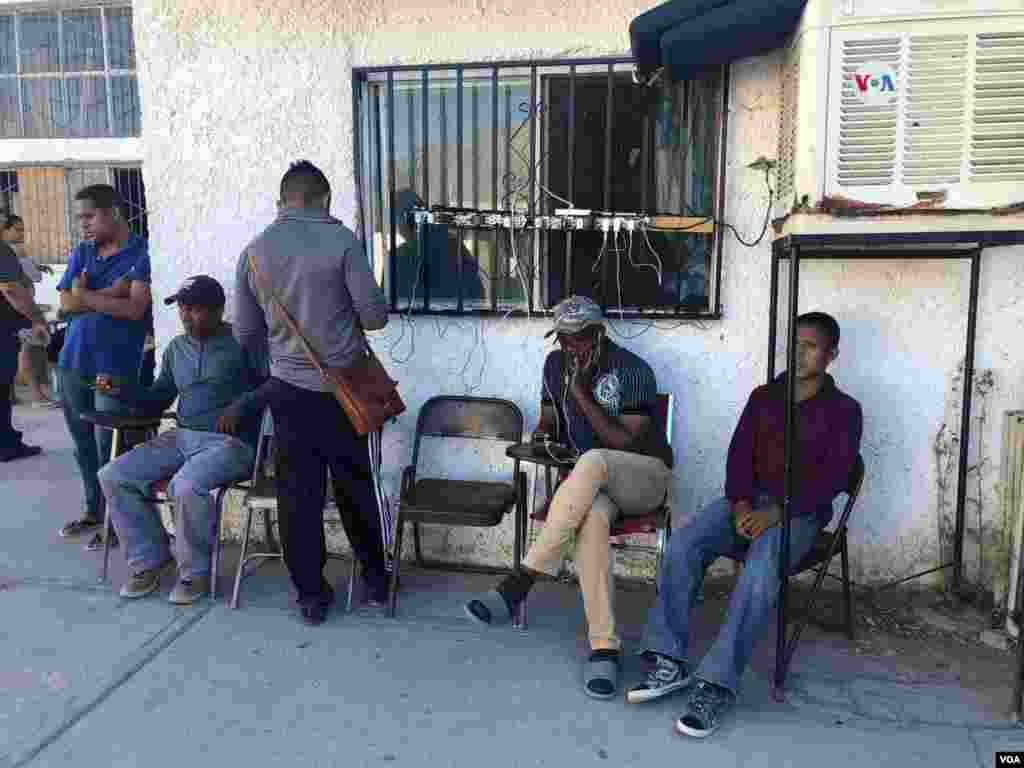 Migrantes que viven en este albergue en México usan esta estación de múltiple salidas de energía para cargar sus teléfonos. Photo: Celia Mendoza - VOA.
