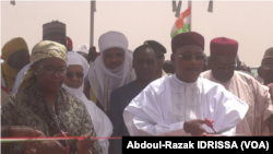 Le président du Niger, Mahamadou Issoufou inaugue une centrale électrique diesel censée réduire les fréquentes coupures d'électricité à Niamey, Niger, 2 mars 2017. (VOA/Abdoul-Razak IDRISSA )