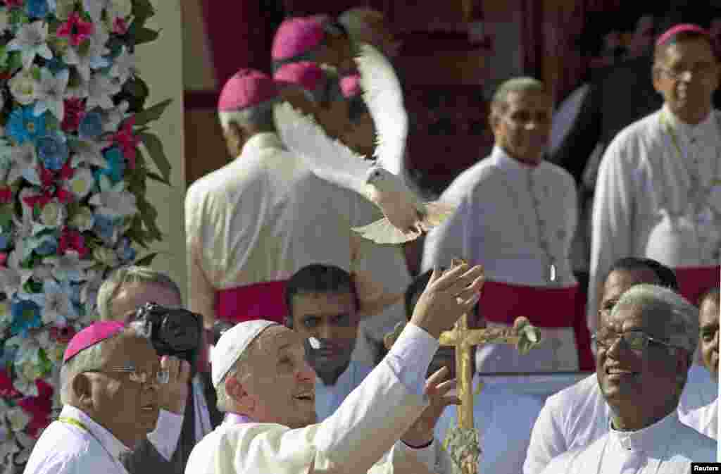 پوپ فرانسس نے سری لنکا کے ایک علاقے مدھو پہنچنے پر ایک فاختہ کو آزاد کیا۔