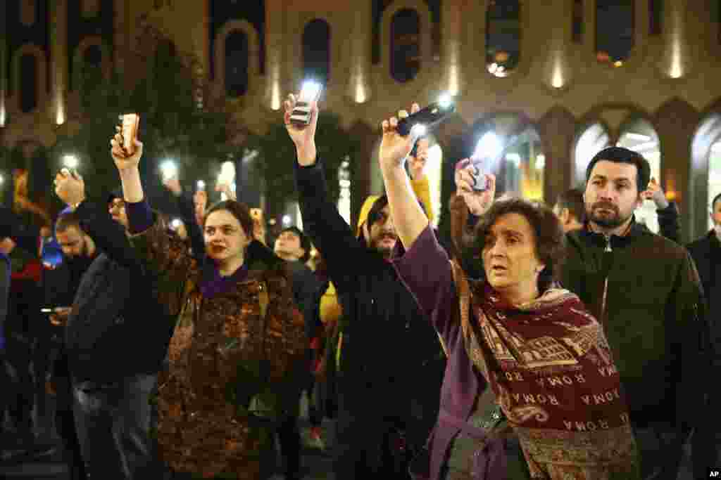 گروهی از معترضان در شهر تفلیس در گرجستان تجمع کردند. آنها به ناکامی پارلمان برای اصلاح قانون انتخابات معترض هستند.