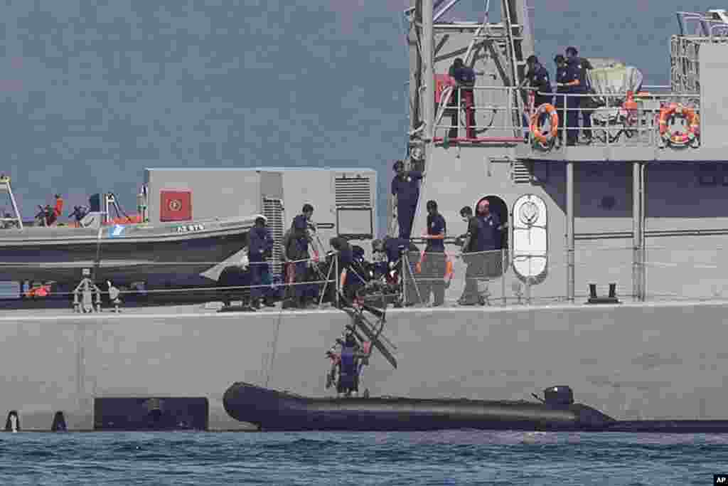 قایق کوچک که به ظن قاچاق توسط گارد ساحلی یونان&nbsp;برای بازجوی متوقف گردیده است.