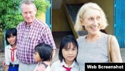 Vợ chồng nhà từ thiện Chuck và Helga Feeney tại một cô nhi viện ở Đà Nẵng, Việt Nam