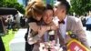 Shane Lin (tengah) dihibur oleh pasangannya Marc Yuan (kanan) dan seorang teman dalam upacara pernikahan di distrik Shinyi di Taipei, 24 Mei 2019. (Foto: Sam Yeh/AFP)
