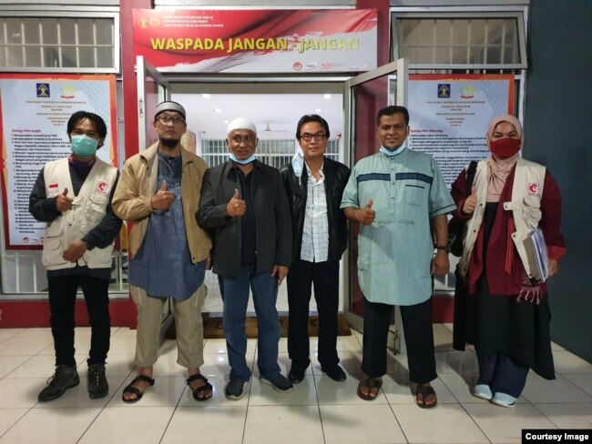 Achmad Michdan (kopiah putih), salah seorang tim kuasa hukum Ust. Abu Bakar Ba'asyir, bersama anggota keluarga dan dokter ikut menjemput di Lapas Gunung Sindur, Bogor, Jawa Barat, Jumat pagi (8/1). Courtesy : Tim Kuasa Hukum Ba'asyir