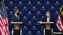 马来西亚外长阿卜杜拉（右）2021年12月15日与到访的美国国务卿布林肯会谈（路透社）