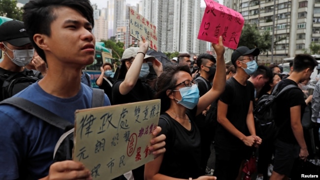 资料照：香港法院外聚集的抗议者支持被控“暴动及非法集结罪”的反送中人士。（2019年7月31日）