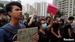 资料照：香港法院外聚集的抗议者支持被控“暴动及非法集结罪”的反送中人士。（2019年7月31日）