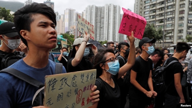 资料照：香港法院外聚集的抗议者支持被控“暴动及非法集结罪”的反送中人士。（2019年7月31日）