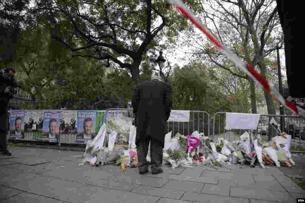 یادبود قربانیان در اطراف سالن کنسرت باتاکلان، محل گروگانگیری دیشب در پاریس. عکس: خبرنگار بخش فارسی صدای آمریکا در پاریس