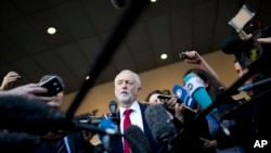 Le chef du parti travailliste britannique Jeremy Corbyn, devant le siège de la Commission européenne à Bruxelles, le jeudi 27 septembre 2018. (AP Photo / Francisco Seco)