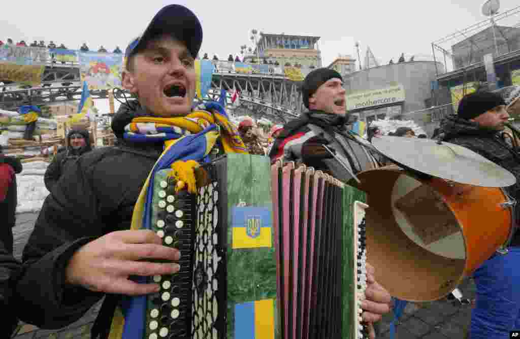 Pro-European Union musicians perform in Independence Square in Kyiv, Ukraine, Dec. 13, 2013.