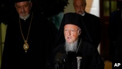 Patriarku Ekumenik Bartolomeu I duke folur për gazetarët në Shtëpinë e Bardhë pas takimit me Presidentin Biden (25 tetor 2021)