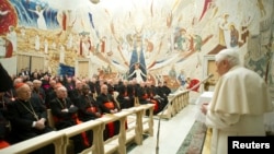 23일 로마 교황청에서 열린 피정에 참석한 교황 베네딕토 16세가(오른쪽)과 추기경들.