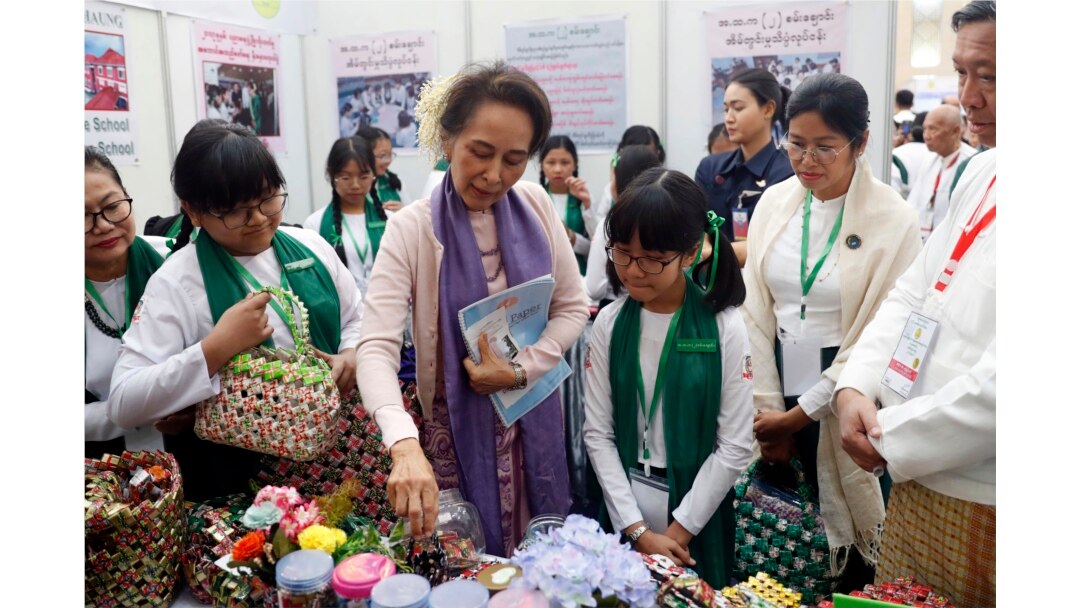 Pemimpin Myanmar Aung San Suu Kyi, tengah, melihat keranjang buatan sendiri yang dipajang saat pertemuan implementasi Myanmar Education Development di Myanmar International Convention Center di Naypyidaw, Myanmar, Selasa, 28 Januari 2020. (Foto: AP)