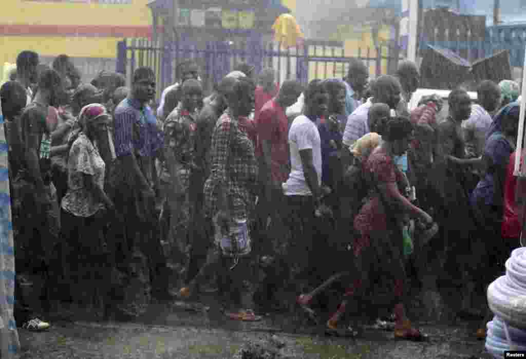 Catholic faithful walk in the rain during a procession reenacting the death of Jesus Christ, on Good Friday in Lagos, Nigeria, April 18, 2014.&nbsp;