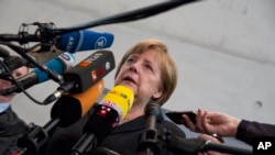 Thủ tướng Angela Merkel trả lời báo chí sau cuộc họp với hội đồng về các vấn đề Châu Âu của quốc hội Đức ở Berlin, Đức, 20/3/2013. (AP Photo/Gero Breloer)