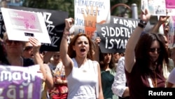 Para perempuan Turki melakukan memrotes kekerasan terhadap perempuan dalam unjuk rasa di Istanbul, 20 Juli 2014 lalu.