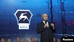 Tổng thống Vladimir Putin phát biểu trước cử tọa tại tại nhà máy ô tô GAZ ở thành phố Nizhny Novgorod, Nga, ngày 6 tháng 12, 2017. 