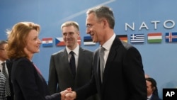 La ministra de Defensa montenegrina, Milica Pejanovic-Durisic, izquierda, saluda al secretario de la OTAN, General Jens Stoltenberg en Bruselas.