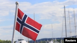 Le drapeau norvégien flotte sur le bateau à Aker Brygge à Oslo, en Norvège, le 31 mai 2017.