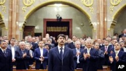 Janos Ader (tengah) mengambil sumpah jabatan sebagai Presiden baru Hungaria di depan anggota parlemen di Budapest (2/5).