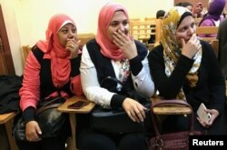 Para mahasiswi tertawa saat menyaksikan sandiwara di Universitas Kairo sebagai bagian dari proyek baru pemerintah Mesir untuk menurunkan angka perceraian di Kairo, Mesir, 18 April 2019.