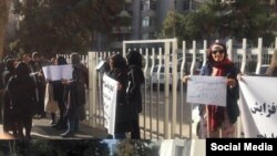 تصویر آرشیوی از تجمع فارغ‌التحصیلان حقوق مقابل مجلس در ششم بهمن امسال.