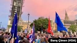 Des milliers de personnes ont manifesté mercredi soir à Londres, Manchester, Edimbourg et d'autres grandes villes.