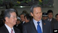 Japan's Defense Minister, Toshimi Kitazawa, being welcomed at the Ministry of National Defense in Seoul by South Korea's Defense Minister, Kim Kwan-jin, Jan. 10, 2011