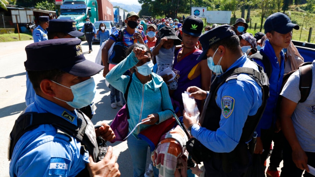 Caravana de migrantes de Honduras hace escala en Guatemala