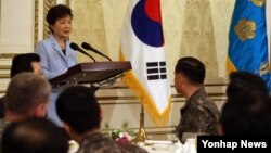 박근혜 한국 대통령이 7일 청와대 영빈관에서 열린 전군 주요지휘관 격려 오찬에서 인사말을 하고 있다.
