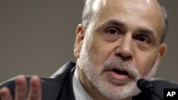 Chủ tịch Fed Ben Bernanke kêu gọi Quốc hội cắt giảm chi tiêu, nhưng với mức độ chậm để tránh gây tổn hại cho tăng trưởng kinh tế