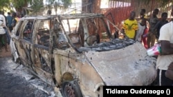 Une voiture incendiée par des groupes de militants à Bandiagara, au Mali (photo d'archives).