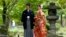 Pasangan pengantin Jepang yang mengenakan baju kimono tradisional berfoto di taman Hibiya, Tokyo.
