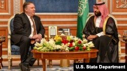 Menlu Amerika Mike Pompeo (kiri) saat bertemu Putra Mahkota Saudi, Mohammed bin Salman, di Riyadh 16 Oktober 2018 lalu. 