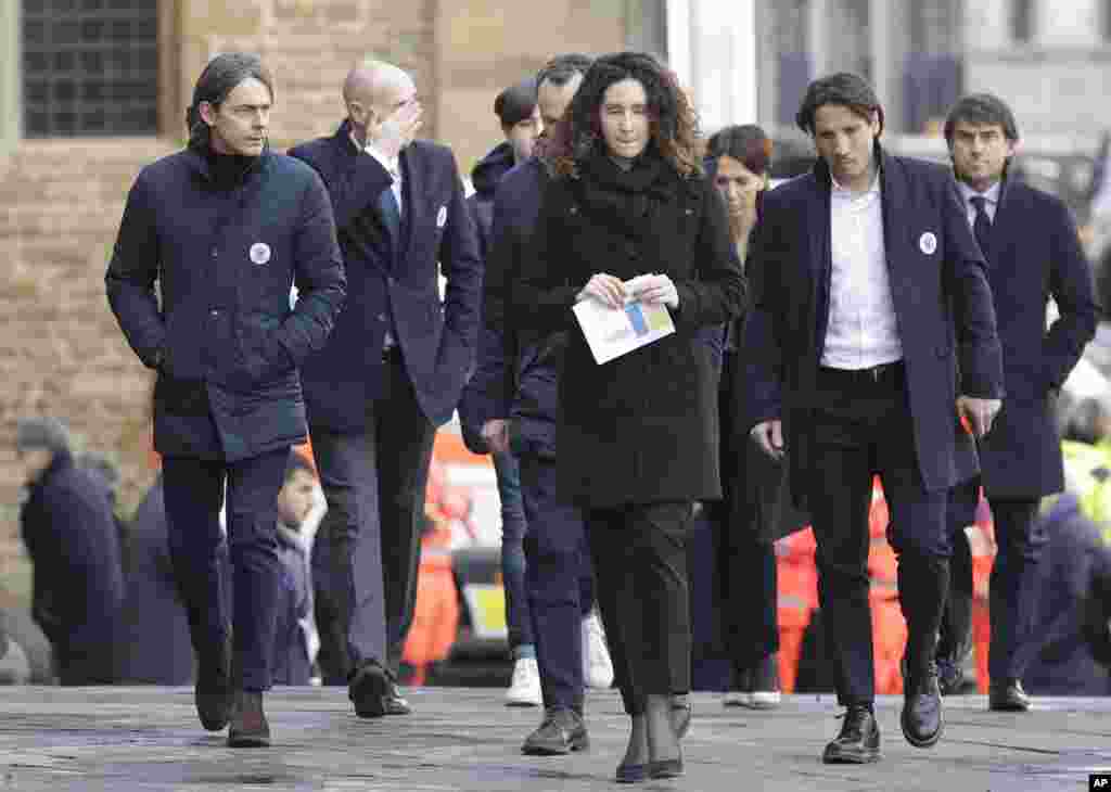 Filippo Inzaghi da wasu &#39;yan wasa da jami&#39;an Kungiyar Venice su na isa wurin addu&#39;ar jana&#39;izar Davide Astori a Florence, Italiya, Alhamis 8 Maris 2018. An tsinci gawar kyaftin din na Fiorentina a dakinsa na hotel din da suka sauka don wasa da Udinese, kuma ana jin cewa zuciyarsa ce ta daina bugawa. (AP Photo/Alessandra Tarantino)